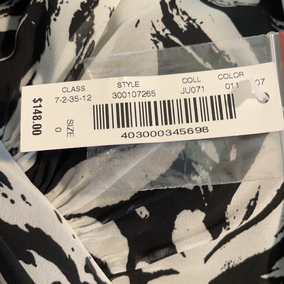 WhiteHouse BlackMarket. Printed black and white dress, below knee length. Size 0 - Picture 3 of 3